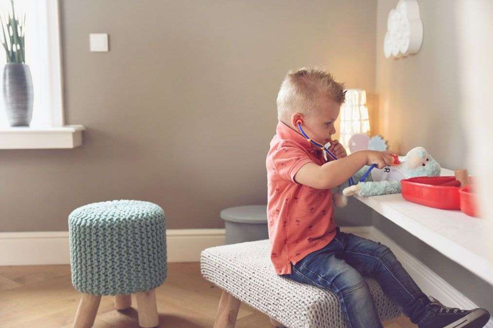Jongetje speelt dokertje