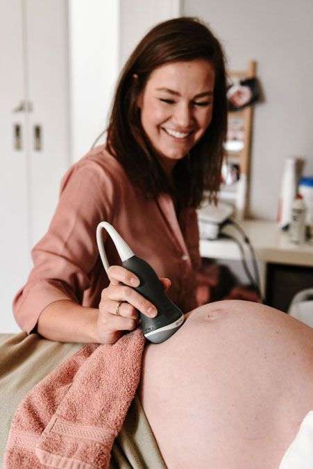 Malou is bezig met een echo