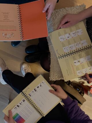 Vandaag hadden Tess en Evianne de negende en laatste CenteringPregnancy bijeenkomst tijdens de zwangerschap. We bespraken belangrijke onderwerpen m.b.t. na de geboorte van de baby. 

CenteringPregnancy is een vorm van verloskundige zorg, waarbij zwangeren een centrale en actieve rol spelen. In deze groepsbijeenkomsten komen onderwerpen aan bod m.b.t. zwangerschap, bevalling (waar partners ook welkom zijn) en kraambed. 
* Dit zal gaan om 9 bijeenkomsten tijdens de zwangerschap en 1 bijeenkomst na de bevalling met baby’s 👶🏼
* Echo’s worden in het reguliere spreekuur gepland (dit zijn dus losse afspraken)
* Hiervoor hebben we twee uur de tijd, waarin er medische controles plaatsvinden
* We streven naar 8-12 zwangeren per groep die rond dezelfde tijd zijn uitgerekend
* Je krijgt een eigen boekje mee met informatie en een overzicht van je medische controles
* Elke bijeenkomst neemt iemand een gezonde snack mee 🍊
* De bijeenkomsten zorgen voor (h)erkenning, sociale support, meer diepgang op verloskundige onderwerpen en eventueel nieuwe vriendinnen 🤍

Heb jij binnenkort je termijnecho gepland staan of heb je deze laatst gehad en lijkt het je leuk om deel te nemen? Laat het ons weten!  #centeringpregnancy #centeringzwangerschap