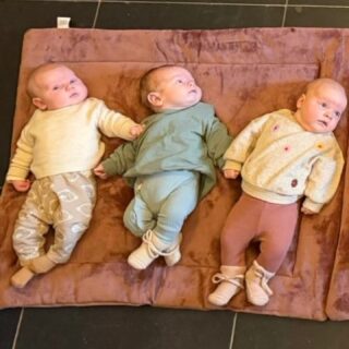 Vandaag hadden Evianne en Arlaine de eer om de laatste centering pregnancy bijeenkomst met alle baby’s te begeleiden. Is dit niet heel schattig? 🥰  Swipe to the right 👶🏽. •
•  #centeringpregnancy #centeringzwangerschap #allebabysbijelkaar #verloskundigenpraktijk #puurverloskunde #puurverloskundeveldhoven