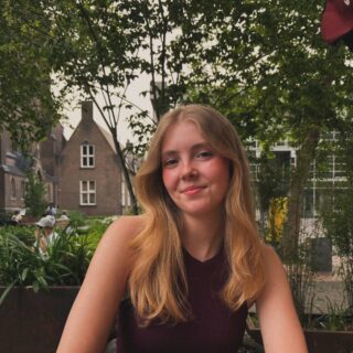 • Student verloskunde •

Vanaf deze week start Sanne, student verloskunde, bij ons met stagelopen. Hieronder stelt ze zich aan jullie voor: •
Hallo!
 
Mijn naam is Sanne Willems, ik ben 22 jaar oud en eerstejaars student Verloskunde. In de maand juni loop ik stage bij Puur.
 
Ik kom uit Veldhoven en in mijn vrije tijd vind ik het gezellig om met vriendinnen af te spreken, een terrasje te pakken of nieuwe plekken te ontdekken.
 
Tijdens mijn stage kun je mij tegenkomen bij het spreekuur, de kraamvisites en de bevalling. Mocht je het niet prettig vinden dat ik hierbij aanwezig ben, dan kun je dit gerust aangeven bij mij of bij je verloskundige. Ik kijk ernaar uit om veel te leren en kennis met jullie te maken!
 
Wie weet tot dan!
 
Liefs, Sanne