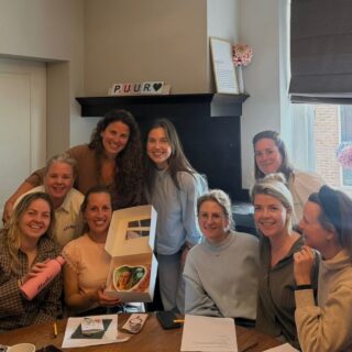 Vandaag staat onze lieve assistente Marloe in het zonnetje ☀️ Wij en alle cliënten hebben 4,5 jaar kunnen genieten van jouw positiviteit, warmte, vriendelijkheid en proactieve houding. Nu is het tijd voor een volgende stap. We gaan je missen kanjer! 💛 Veel plezier bij je nieuwe uitdaging!