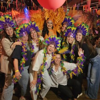 Vorige week was het weer tijd voor de traditionele praktijkbingo met het thema zomercarnaval 🌞🇧🇷 Dit jaar was Michelle de gelukkige winnares van een nieuwe Ray-Ban zonnebril, waarmee ze in stijl haar visites heeft gereden vandaag 😎