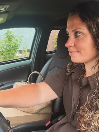 Vandaag nemen we jullie mee tijdens het visiterondje van Janneke 👶🏽 
 

•Foto 1: Janneke onderweg naar haar 6 visites vandaag •Foto 2: Geboortebord gemaakt door Opa
•Foto 3: En kijk deze baby met haar lange lokken zowel donker en blond. Jaloers 🤩
•Foto 4: Leuk al die versierde straten in Veldhoven!! Gezellig visiteochtendje in het zonnetje.
•Foto 5: Deze baby lag heerlijk te chillen 😎 
•Foto 6: Ooievaar is geland na een super snelle thuisbevalling gister!