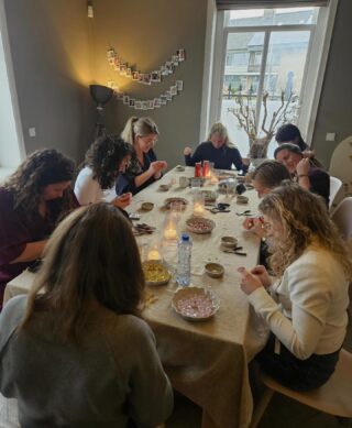 • Praktijkdag • 

Meerdere keren per jaar organiseren wij onze PUUR praktijkdag ✨
Een moment om samen stil te staan bij groei, verbinding en het blijven verbeteren van onze zorg.

Een dag vol samen groeien, ideeën uitwisselen en onze zorg nóg beter maken. We doken in onze cliëntoverleggen (achter de schermen én tijdens het overleg zelf), ontdekten ieders superkracht binnen het vak (spoiler: we hebben er nogal wat 😂🦸🏼‍♀️) én deelden daarnaast de nieuwste updates rondom het vrouwencentrum, waar we met veel enthousiasme aan blijven bouwen.

Tussendoor werd er serieus overlegd… maar ook veel gelachen (want zonder humor geen goede teamdag). En omdat balans ook belangrijk is, sloten we de dag ontspannen af met een gezellige workshop sieraden maken georganiseerd door @juusbyus 💛 Een mooie combinatie van verdieping, samenwerking en ontspanning!